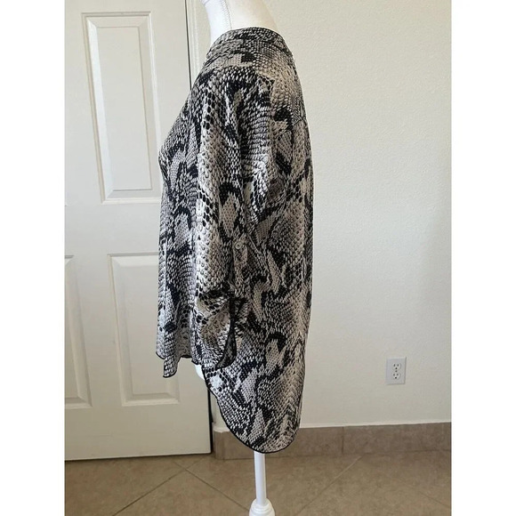 Phanuel Womens Blouse Animal Print Roll Tab Sleeve V-neck Size Medium - Picture 5 of 15